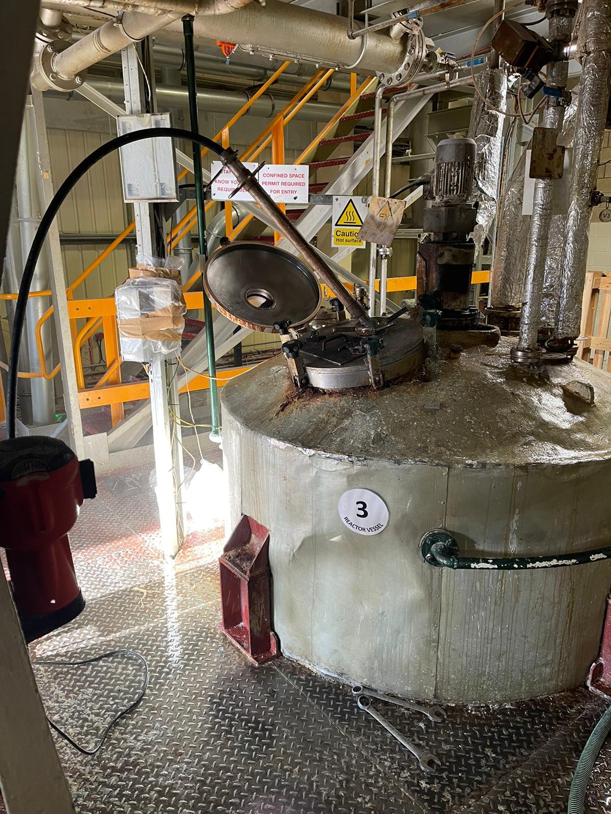 61d6a567-e3b6-4c1e-a4a1-053c97645d16 Cleaning an Industrial Tank